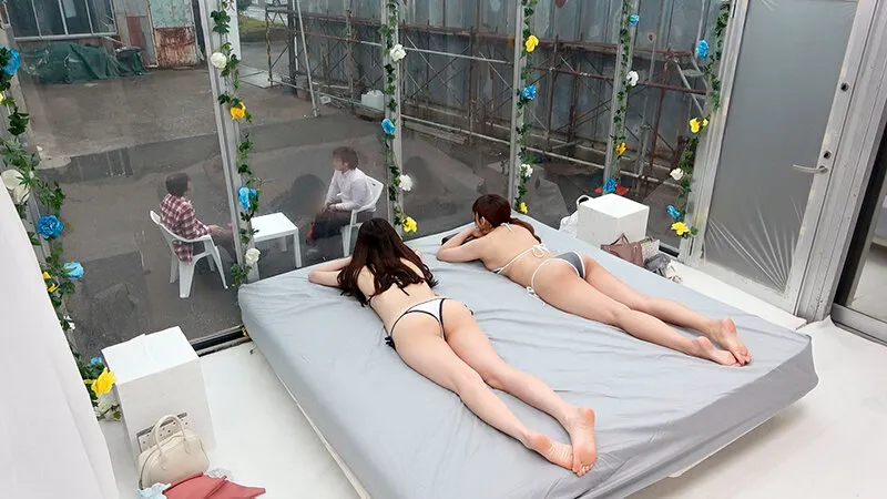 顔出しMM号 ザ・マジックミラー お買い物中の美人妻同時寝取り企画！仲良し奥様2人組がオイル素股マッサージ体験！クリトリスとチ○ポが擦れ合う気持ちよさに我慢できず2人揃ってヌルッと挿入！旦那たちの目の前で寝取って生中出し！！ サンプル画像 2