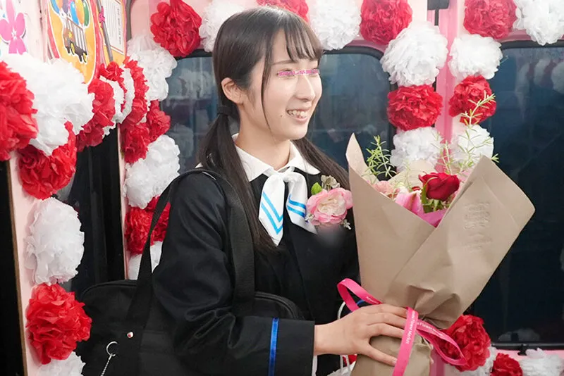 顔出し解禁！！ マジックミラー便 3分前まで女子○校生！～2023年～卒業式直後に初めての素股編 総勢20人全員SEXスペシャル！ギンギンに勃起したち○ぽを赤面まんコキ！恥じらいながらも濡れてしまった10代うぶオマ○コにヌルっと挿入で激イキ絶頂！！2枚組10時間！！ サンプル画像 2