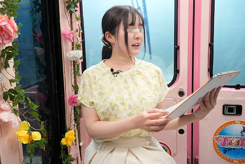 一般男女モニタリングAV×マジックミラー便コラボ企画 女子アナ志望の美人女子大生が出演！ガニ股ポーズで「潮吹き我慢！路上リポート」手マン＆電マ責めに耐えて淫語ニュースを最後まで読めたら100万円！チャレンジ失敗でデカチン即ハメ生中出し！！ サンプル画像 2