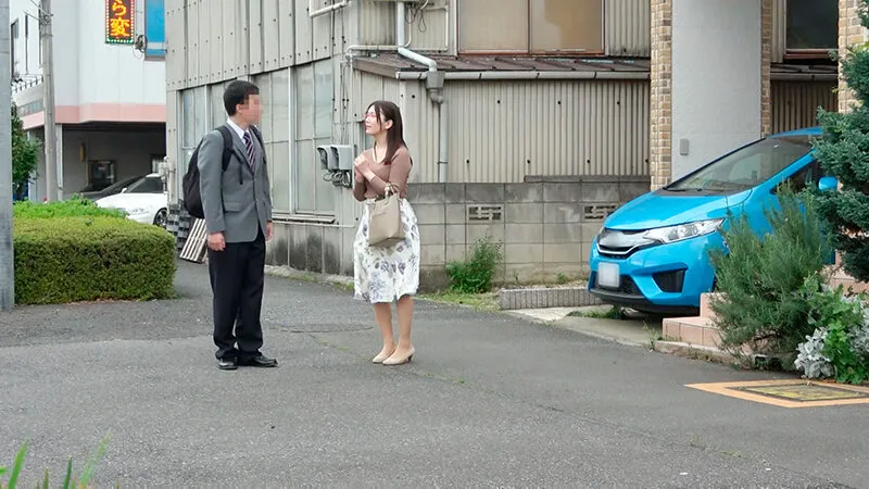 顔出しMM号 美人妻限定 ザ・マジックミラー 仲良しママ友対抗！童貞逆ナンパ射精バトル！！ 2 出会ったばかりの年下童貞を人妻が恥じらいながらも手コキ・オナホコキ・フェラ！筆おろし中出し！！ サンプル画像 2