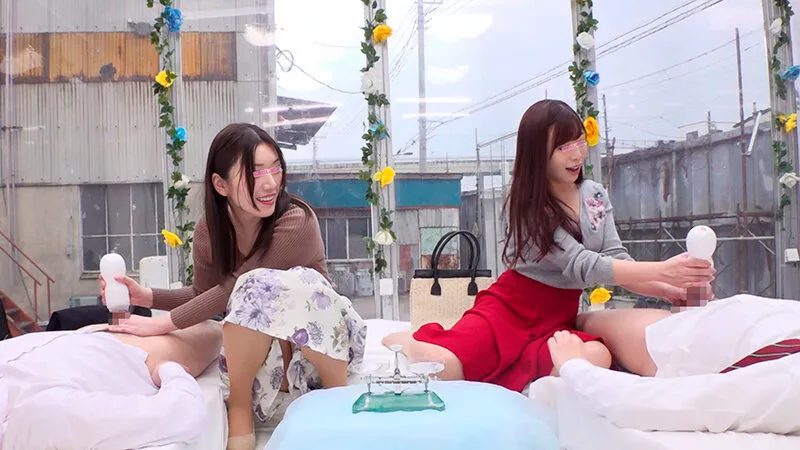 顔出しMM号 美人妻限定 ザ・マジックミラー 仲良しママ友対抗！童貞逆ナンパ射精バトル！！ 2 出会ったばかりの年下童貞を人妻が恥じらいながらも手コキ・オナホコキ・フェラ！筆おろし中出し！！ サンプル画像 5