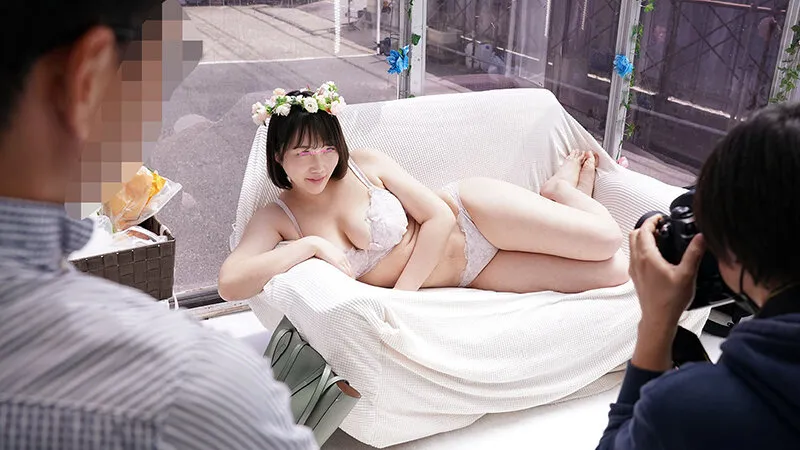 ザ・マジックミラー特別編！旦那の寝取られ願望実現企画 in MM号『メモリアルヌード』撮影中に恥じらいながらも愛液を垂らしてしまった清楚妻は逆転マジックミラー越しに夫が見ているとは知らずデカチンSEXでのけぞりイキが止まらない！ サンプル画像 2