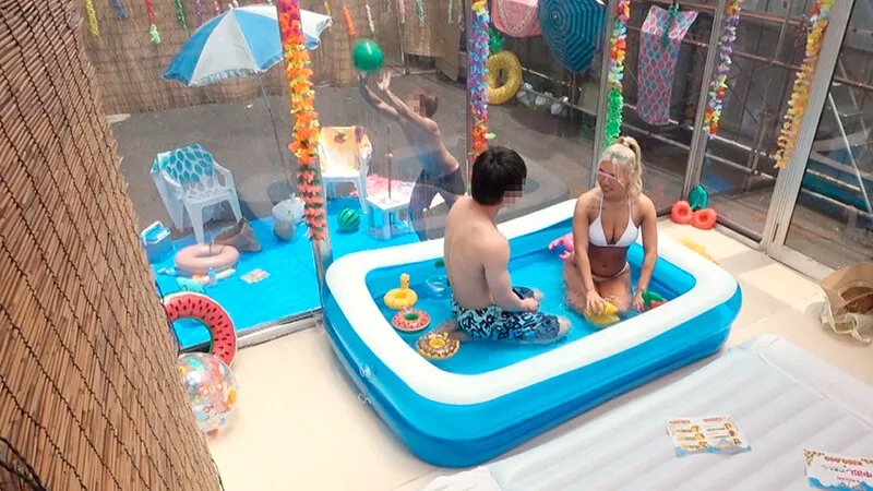 顔出しMM号 真夏のビキニギャル限定 ザ・マジックミラー Wデート中の仲良しカップル交換企画！ぬるぬるオイル素股に挑戦！恋人の目の前でイケナイと思いつつもクリトリスとチ○ポを擦り合わせ恥ずかしさと気持ちよさでヌルッと挿入！全員まさかの生中出し！！ in海水浴場 サンプル画像 2