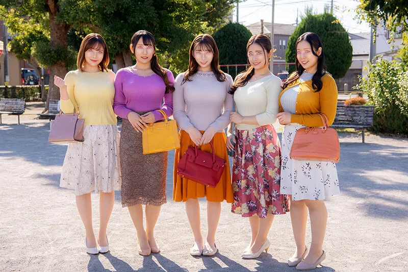 MM号青空王様ゲーム！ママ友×童貞男子！どんどん過激になるエッチな命令に濡れだした欲求不満オマ○コを童貞チ○ポが独り占め！！ハメまくりで中出し放題！！念願のハーレム筆おろし大乱交 inザ・マジックミラー サンプル画像 2