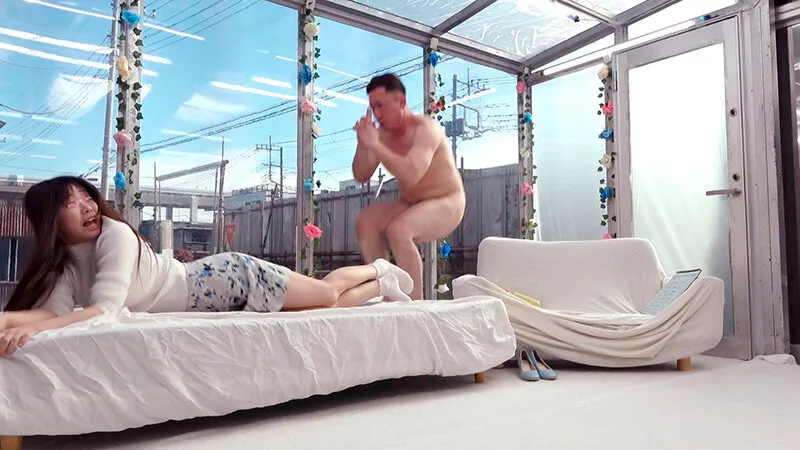 MM号からの脱出 女子大生の友情数珠つなぎ企画 友達を30分以内に電話で呼び出し‘身代わり’にして密室から脱出せよ！制限時間を過ぎたらデカチン即ハメ！ 9 イってもやめない激ピストンで友達が来るまで生中出しは終わらない inザ・マジックミラー サンプル画像 3