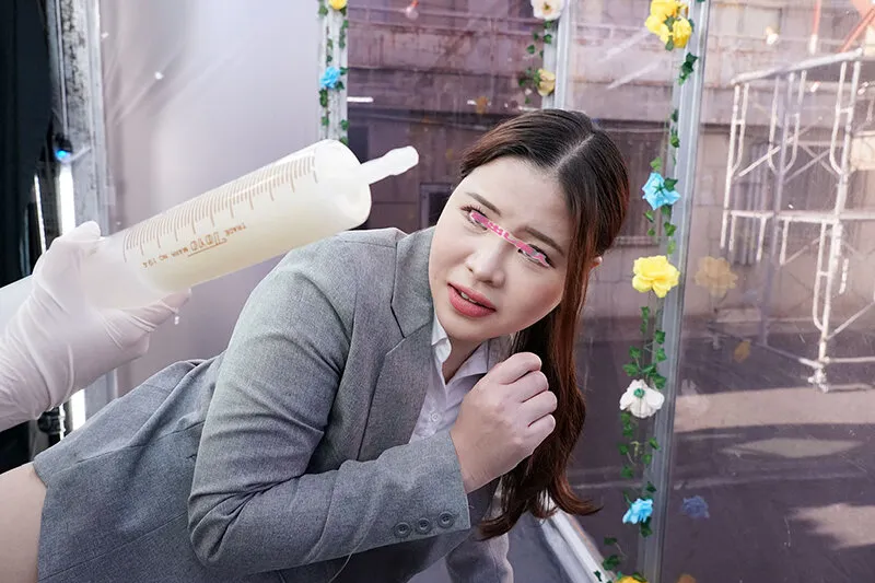 顔出しMM号 黒パンスト限定 ザ・マジックミラー デカ尻OLが初めての牛乳エネマ体験！アナルに大量ミルクを注入されたエリートOLは我慢できずに着衣のまま公開お漏らし噴射イキ！ サンプル画像 2