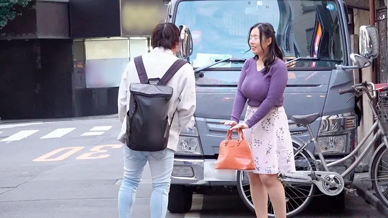 一般男女モニタリングAV 絶倫巨乳妻と童貞男子がザーメン20mlを溜めるまで出られないラブホからの脱出に挑戦！ 4 旦那とはご無沙汰の奥様が初めて逆ナンパした男子大学生を射精させるために手コキ・オナホコキ・フェラ・筆おろし！何発出しても萎えない年下チ○ポと大量の… サンプル画像 2