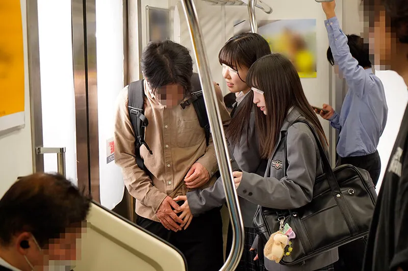 一般男女モニタリングAV 仲良し女子○校生限定 ドキドキ逆痴●チャレンジ！他の乗客にバレないように隠れてパンティ見せ・ベロキス・手コキ・フェラ！過激なミッションでエスカレートしたJ○たちはそのまま電車内でこっそりセックス！逆3P生中出しスペシャル！ サンプル画像 2