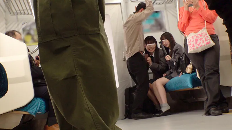 一般男女モニタリングAV 仲良し女子○校生限定 ドキドキ逆痴●チャレンジ！他の乗客にバレないように隠れてパンティ見せ・ベロキス・手コキ・フェラ！過激なミッションでエスカレートしたJ○たちはそのまま電車内でこっそりセックス！逆3P生中出しスペシャル！ サンプル画像 6