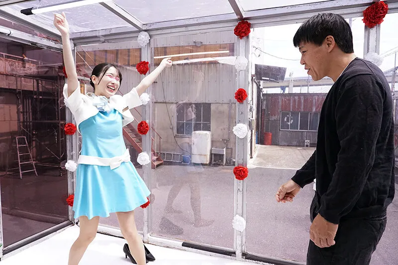 顔出しMM号 一流百貨店の美容部員さん限定 ザ・マジックミラー 勝てば100万円！負ければ即ハメ！青空中出し野球拳！品格漂う清楚な美女に何度イってもやめないデカチン追撃ピストンで連続中出し！ サンプル画像 3