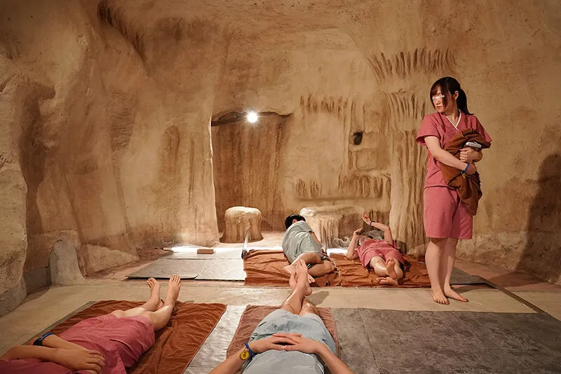 一般男女モニタリングAV 巨乳女子大生限定 こっそり逆NTRチャレンジ 岩盤浴でカップルの彼氏チ○ポを隣の彼女にバレずにサイレント抜き 過激すぎるミッションでHなイタズラ心がエスカレートした女子大生はそのまま生挿入 スローピストンで汗だく絶頂 全員生中出し サンプル画像 2