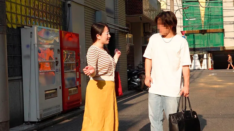 一般男女モニタリングAV 絶倫巨乳妻と童貞男子がザーメン20mlを溜めるまで出られないラブホからの脱出に挑戦！ 5 旦那とはご無沙汰の奥様が初めて逆ナンパした男子大学生を射精させるために手コキ・オナホコキ・フェラ・筆おろし！何発出しても萎えない年下チ○ポと大量の… サンプル画像 2