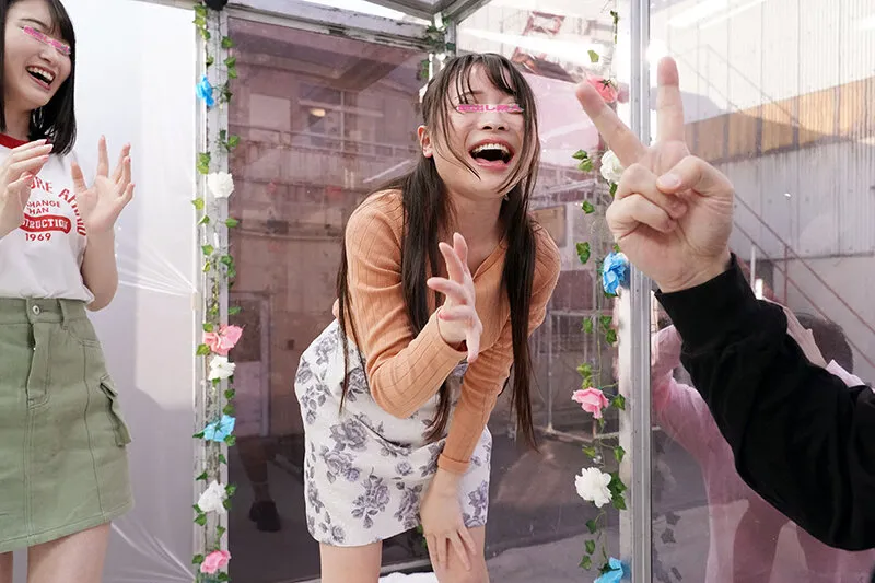 顔出しMM号 大学生Wカップル限定 ザ・マジックミラー 勝てば100万円！負ければ同時即ハメ！青空NTR中出し野球拳！彼氏たちの目の前で同時に寝取って生中出し！仲良し女子大生4P乱交スペシャル！ サンプル画像 3