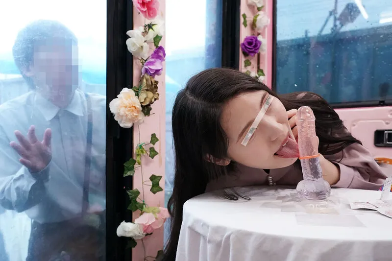 一般男女モニタリングAV×マジックミラー便コラボ企画 愛する夫の目の前で路上NTR！清楚な人妻が「お口だけでコンドーム装着」に挑戦！ノーハンドでデカチンを咥えたご無沙汰妻のオマ○コは欲しがり汁が溢れ出す！旦那の目の前で寝取って最後はゴムを外して生中出し！ サンプル画像 3