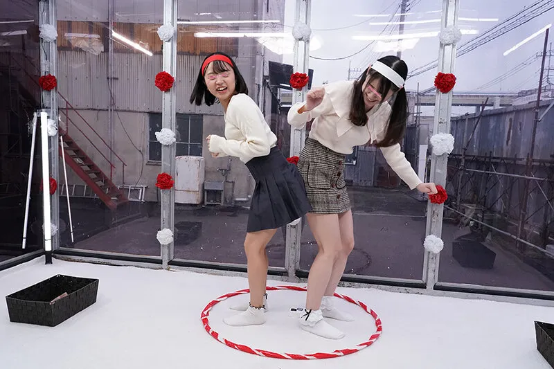 親友同士の女子大生対決！MM号大運動会 inザ・マジックミラー 【デカ尻相撲/オマ○コ綱引き/顔騎騎馬戦/金○転がし/膣ウェイトリフティング/お口だけでコンドーム装着競走】負ければ親友の前で公開デカチン即ハメ！ サンプル画像 2