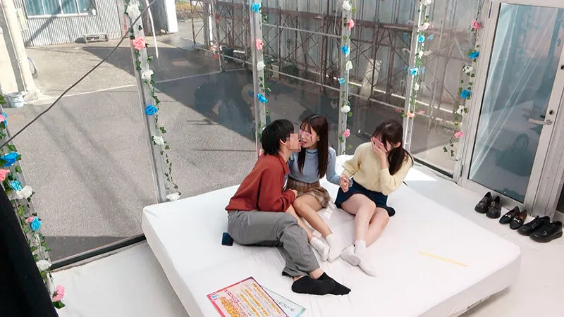 顔出しMM号 女子大生限定 ザ・マジックミラー 徹底検証！男女の友情は成立する！？友達関係のリアル素人大学生3人が日本一エロ～い車の中で初めての逆3P体験！女友達とのハーレムSEXでW生中出しスペシャル！ サンプル画像 2