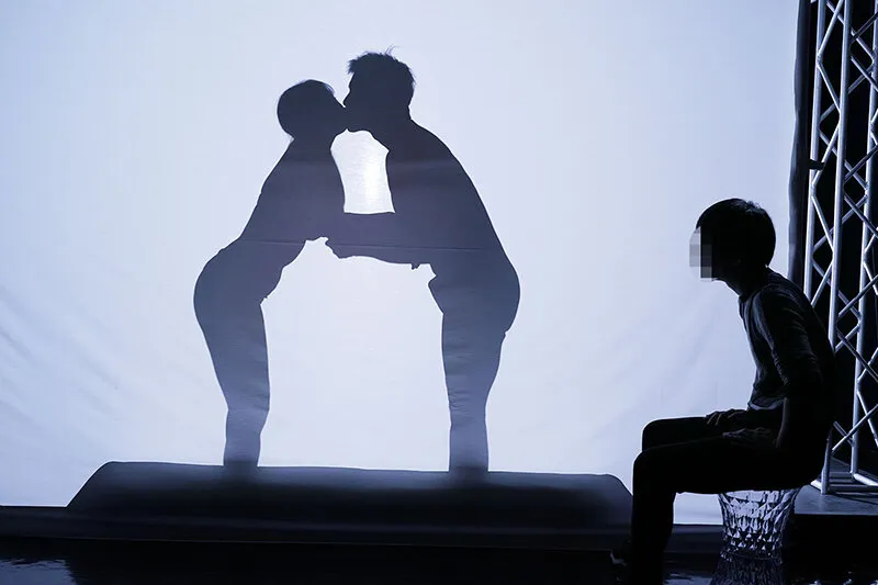 一般男女モニタリングAV ラブラブカップル限定 影絵に挑戦！ドキドキ寝取られシルエットクイズ！4 布越しに彼氏に見られているのに女子大生がデカチンSEXで生中出し！ サンプル画像 3