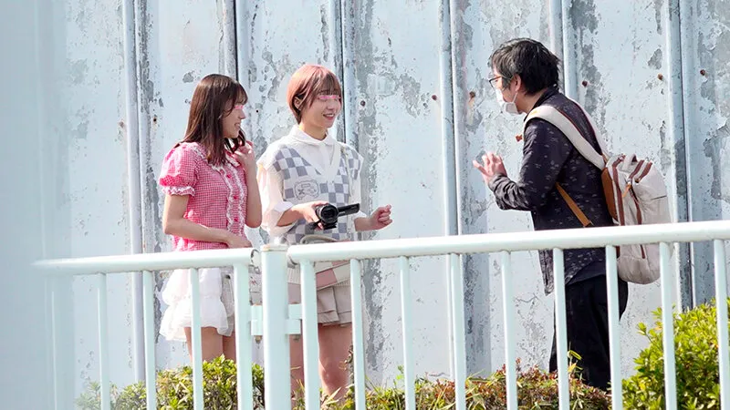 顔出しMM号 仲良し女友達限定 ザ・マジックミラー 令和の女子大生2人組が逆ナンパした昭和オジサンと「射精脱出ゲーム」に挑戦！父親よりも年上なオジサンの元気すぎる絶倫チ○ポに戸惑いながらも手コキ・Wフェラ・ハーレム逆3P！最後は連続W中出し！ サンプル画像 2