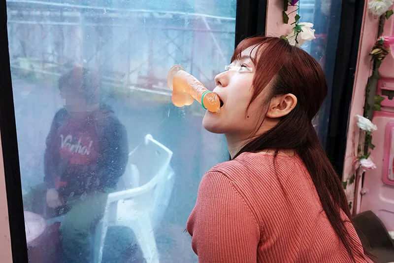 一般男女モニタリングAV×マジックミラー便コラボ企画 愛する夫の目の前で路上NTR！清楚な人妻が「お口だけでコンドーム装着」に挑戦！2 ノーハンドでデカチンを咥えたご無沙汰妻のオマ○コは欲しがり汁が溢れ出す！旦那の目の前で寝取って最後はゴムを外して生中出し！ サンプル画像 2