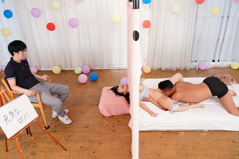 一般男女モニタリングAV 顔は旦那/カラダはNTR！2 何も知らない夫の目の前で壁穴から顔だけ出した人妻がバレないようにデカチンSEXで連続中出し！ サンプル画像 6