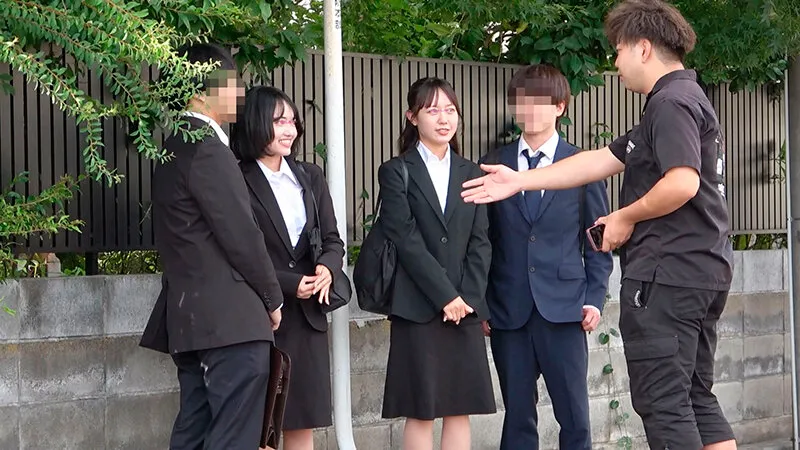 顔出しMM号 新社会人限定 ザ・マジックミラー 社内カップル交換企画！同僚同士の新卒男女4人組が「連続中出しスワッピング脱出ゲーム」に挑戦！大好きな恋人の目の前でイケナイと思いつつも同期の彼チ○ポを生挿入！すぐ横に彼氏がいるのに連続射精中出しSEX！合計中出… サンプル画像 2