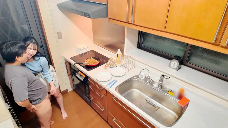 一般男女モニタリングAV 早漏童貞リアリティショー企画 リアル友達同士の大学生男女がひとつ屋根の下で「24時間早漏改善生活」ゴムを重ねても冷やしても何を試しても無限に暴発→即勃起する男友達チ○ポを救う奥の手は生ハメ筆おろし！性欲が止まらない2人は友情の壁を超… サンプル画像 3