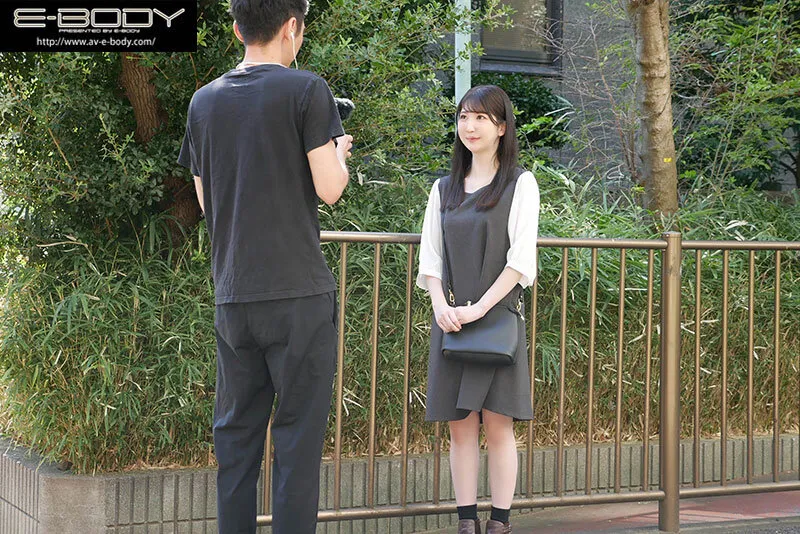 経験人数0.5人 今AV界で最も男性経験のない色白巨乳素人が初イキするまでのAV出演ドキュメント 雪咲すみれ サンプル画像 1