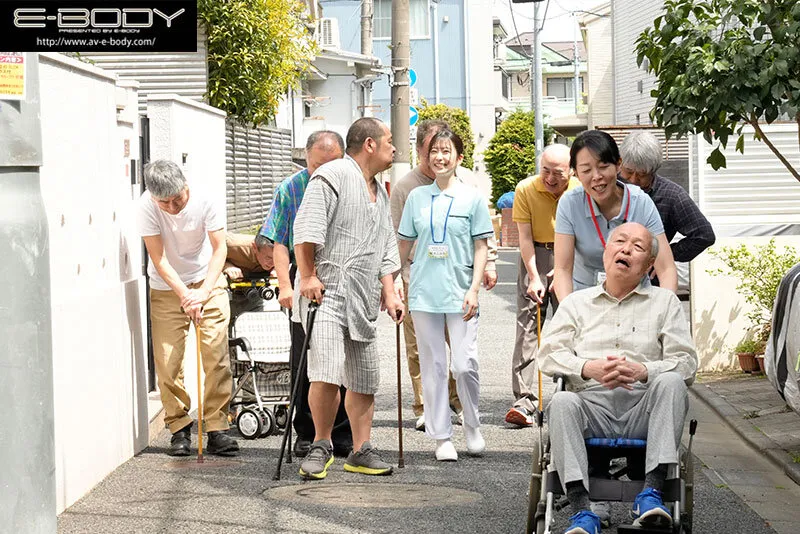 優しくて断れない人妻介護士は 真っ白な女体を高齢者に貪られ… 濃厚こってり計16P乱交 柏木ふみか サンプル画像 10