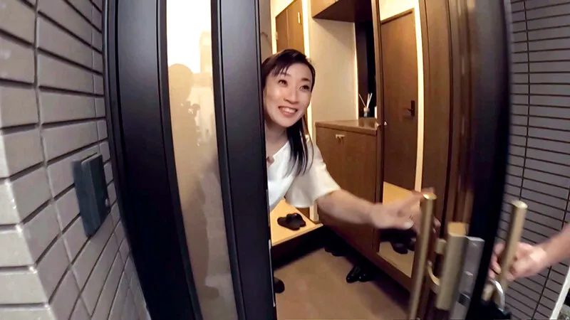 夫と子の居ぬ間に自宅訪問し奥さんをやりたい放題メチャクチャにして生中出ししまくり家中を女潮と精子まみれにして帰りました。 美原すみれ サンプル画像 1