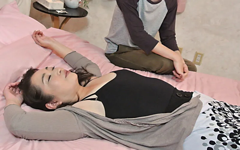 酔いつぶれた奥さんを部屋に連れ込んで介抱したら…4時間 サンプル画像 15