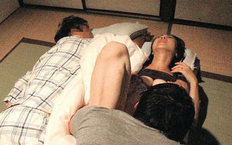 夫が横にいるのに息子が母子交尾したがるんです…4時間 サンプル画像 12