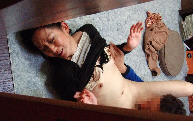 夫が横にいるのに息子が母子交尾したがるんです…4時間 サンプル画像 15