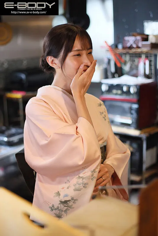 お客様には決して見せない、着物で隠れた純白Gカップと淫らな人妻セックス 料亭の美人女将 佐野秋帆（28）AVデビュー サンプル画像 2