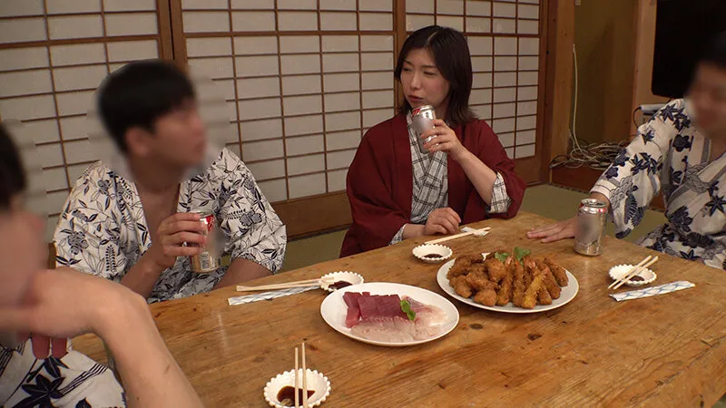 俺たちみんな41歳パート主婦ツバキさんのガチ恋勢 バイト先の男子学生達と一泊二日の温泉旅行に来た美熟女パート主婦は押しに弱くて頼み込まれて童貞チ◎ポ優しく筆おろし…ほろ酔い宴会でスイッチオン4P大乱交ザーメンパーティー！ 加藤ツバキ サンプル画像 5