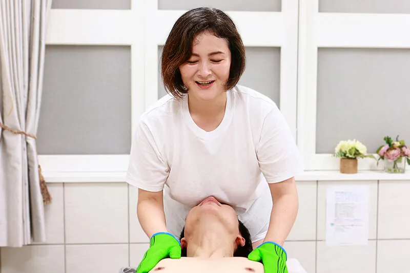 汗でじっとり濡れたムチムチ巨乳のアカスリおばちゃん～カチカチの勃起チ●コを見せつけたらSEX出来るはず！ サンプル画像 12