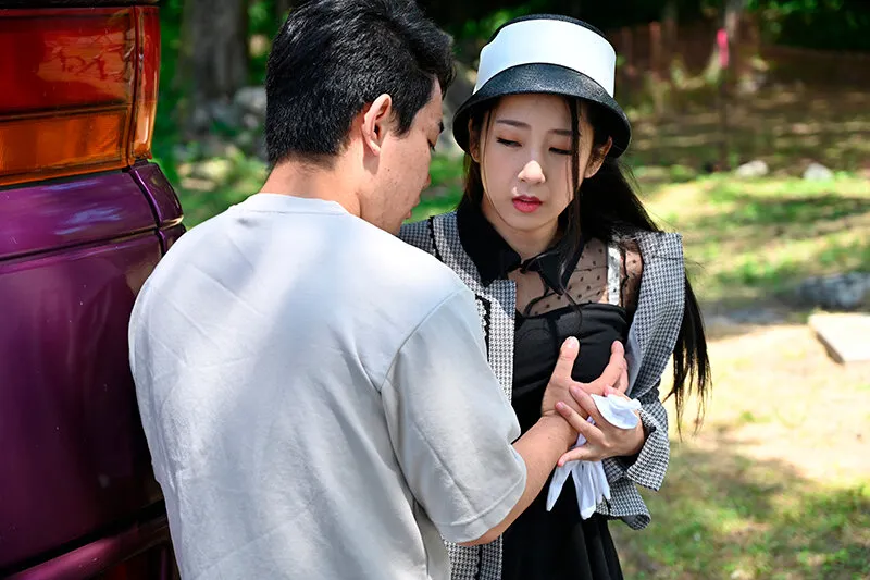 カラダを張って客をもてなす淫乱バスガイドと生ハメバスツアー サンプル画像 11