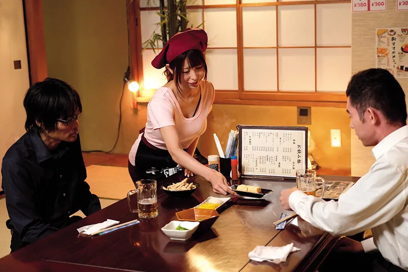 旦那が抱いてくれないから欲求不満の限界で…お気に入りの年下バイトくんを押し倒して食べちゃいました◆ 有岡みう サンプル画像 1