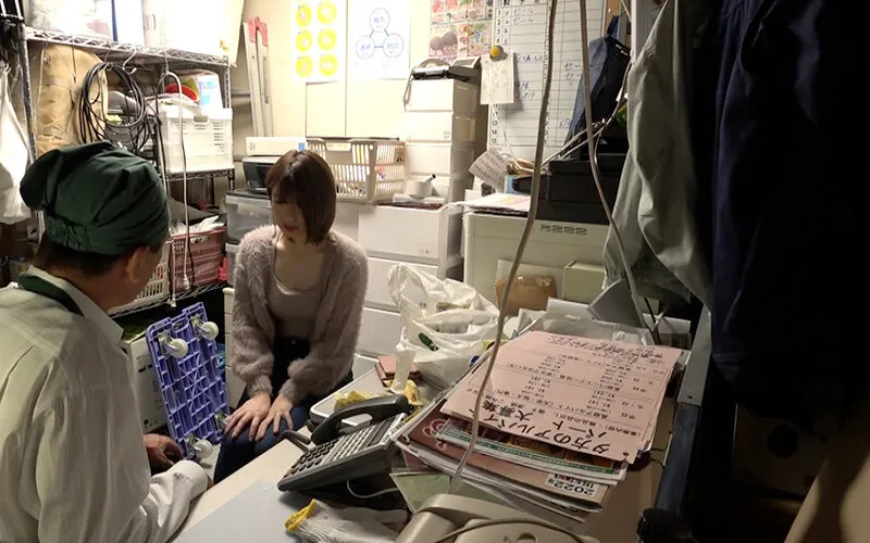 万引き スーパーの人妻たち ●メス堕ちしたミニロリ系人妻 ●気弱でヤラレるがままの美乳妻 ●剛毛マン毛のスレンダー巨尻妻 サンプル画像 15