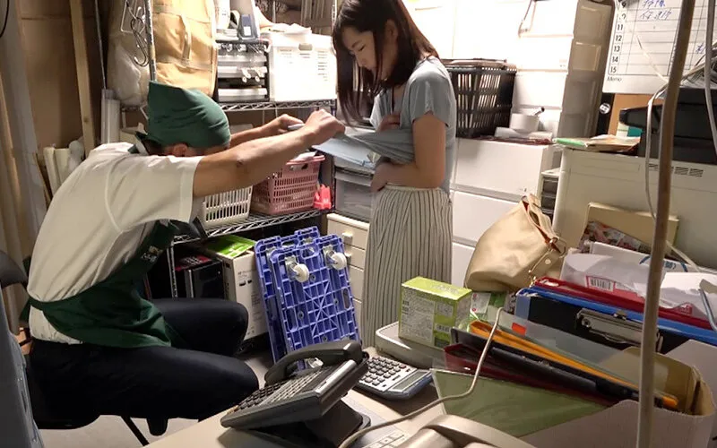 万引き スーパーの人妻たち ●メス堕ちしたミニロリ系人妻 ●気弱でヤラレるがままの美乳妻 ●剛毛マン毛のスレンダー巨尻妻 サンプル画像 2