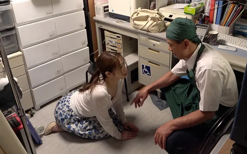 万引き スーパーの人妻たち ●メス堕ちしたミニロリ系人妻 ●気弱でヤラレるがままの美乳妻 ●剛毛マン毛のスレンダー巨尻妻 サンプル画像 8