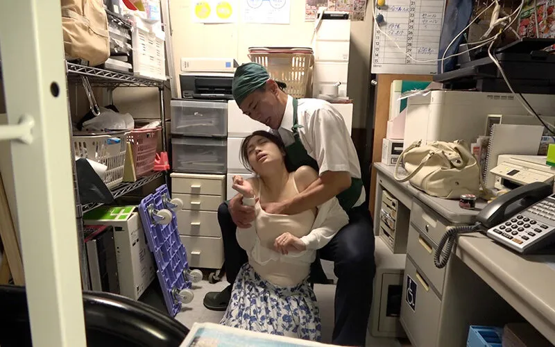 万引き スーパーの人妻たち ●メス堕ちしたミニロリ系人妻 ●気弱でヤラレるがままの美乳妻 ●剛毛マン毛のスレンダー巨尻妻 サンプル画像 9