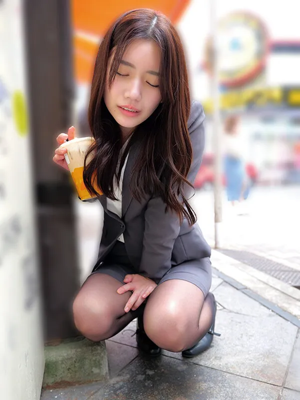 素人美少女とリモコンバイブお散歩9ー黒パンストOL編ー「もう我慢できません…//」人ごみの中、黒パンスト美脚ガクブル震わせイキまくってしまうOLたち！人生初の羞恥プレイでまさかのエロスイッチオン！車移動中も大胆カーオナニー！最後はホテルで心行くまで生セックス！ サンプル画像 4