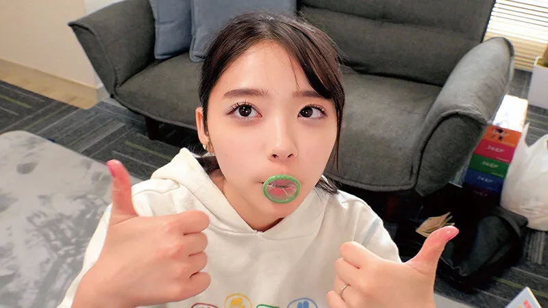 素敵な人妻が「童貞チ○ポにお口だけでコンドーム装着」に挑戦！ノーハンドで童貞デカチンを夢中で咥えたご無沙汰な奥様のオマ○コはいやらしいスケベ汁が溢れ出す！夫に内緒で筆おろしwwエロ優しい奥様はゴムを外して生中出し！ サンプル画像 1