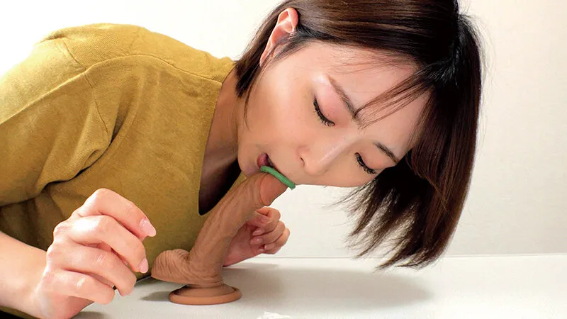 素敵な人妻が「童貞チ○ポにお口だけでコンドーム装着」に挑戦！ノーハンドで童貞デカチンを夢中で咥えたご無沙汰な奥様のオマ○コはいやらしいスケベ汁が溢れ出す！夫に内緒で筆おろしwwエロ優しい奥様はゴムを外して生中出し！ サンプル画像 12