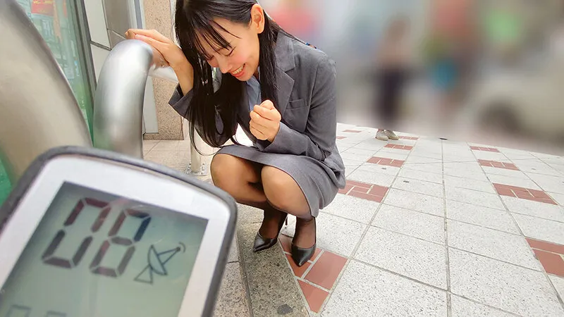 素人美少女とリモコンバイブお散歩11-黒パンストキャリアウーマン編-「もう我慢できません…//」人ごみの中、黒パンスト美脚ガクブル震わせイキまくってしまうOLたち！人生初の羞恥プレイでまさかのエロスイッチオン！車移動中も大胆カーオナニー！最後はホテルで… サンプル画像 10