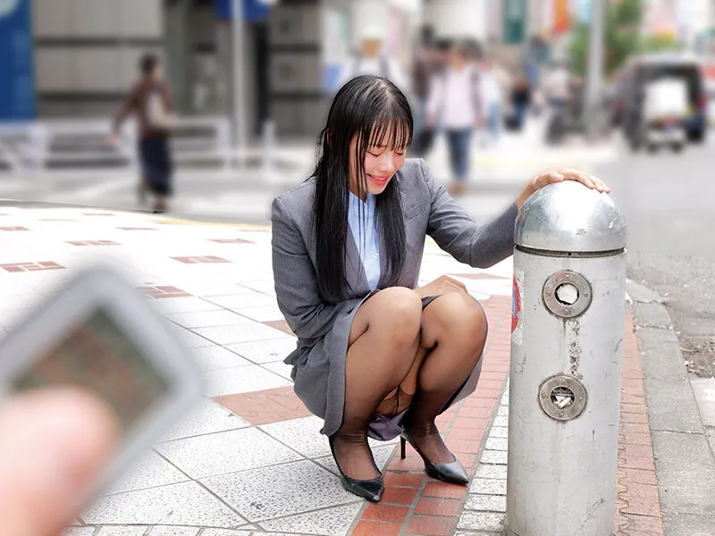 素人美少女とリモコンバイブお散歩11-黒パンストキャリアウーマン編-「もう我慢できません…//」人ごみの中、黒パンスト美脚ガクブル震わせイキまくってしまうOLたち！人生初の羞恥プレイでまさかのエロスイッチオン！車移動中も大胆カーオナニー！最後はホテルで… サンプル画像 11