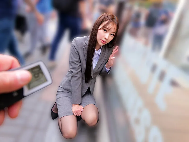 素人美少女とリモコンバイブお散歩11-黒パンストキャリアウーマン編-「もう我慢できません…//」人ごみの中、黒パンスト美脚ガクブル震わせイキまくってしまうOLたち！人生初の羞恥プレイでまさかのエロスイッチオン！車移動中も大胆カーオナニー！最後はホテルで… サンプル画像 5