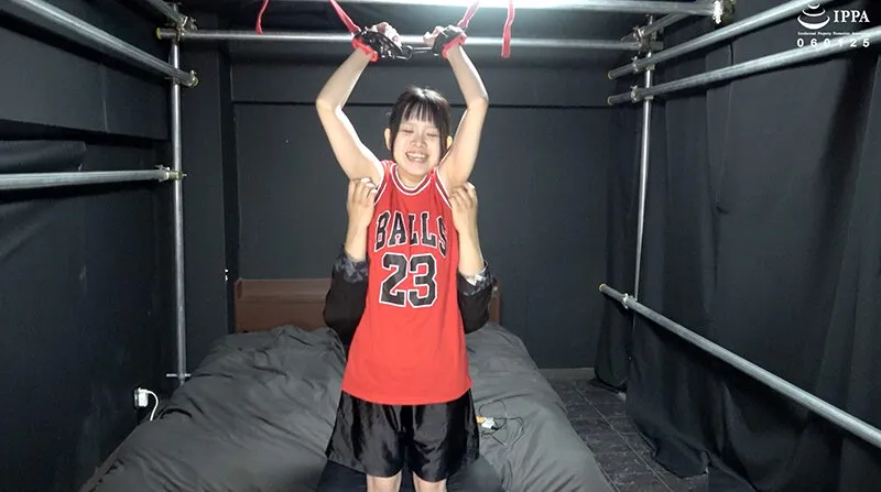 「【くすぐり】バスケユニフォームの柚乃ちゃんをバンザイ拘束でくすぐりまくり！」わかしラボWAKA-082 牧河柚乃 3 サンプル画像 1