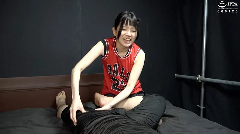 「【F/Mくすぐり】筋トレ中のM男を楽しそうにくすぐりでイタズラする柚乃ちゃん！」わかしラボWAKA-082 牧河柚乃 4 サンプル画像 7