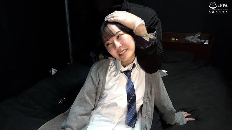 【くすぐり】「制服のまりちゃんに背徳的な人力拘束＋くすぐりマッサージ！」WAKA-087加護まり 2 サンプル画像 2